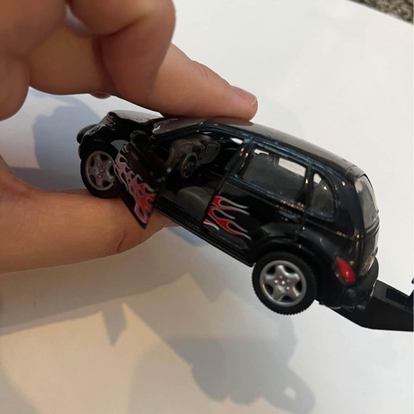2001 Chrysler PT cruiser scale 1:43 diecast car With hitch - Picture 3 of 8